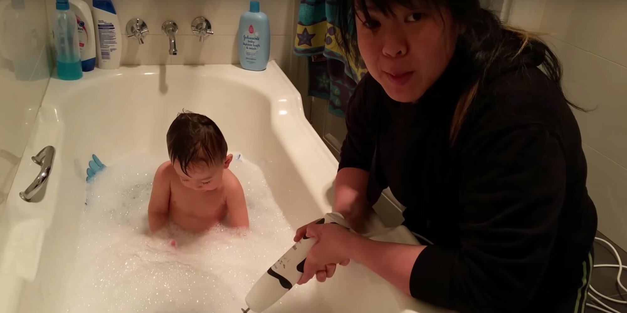 Мама в ванной видео
